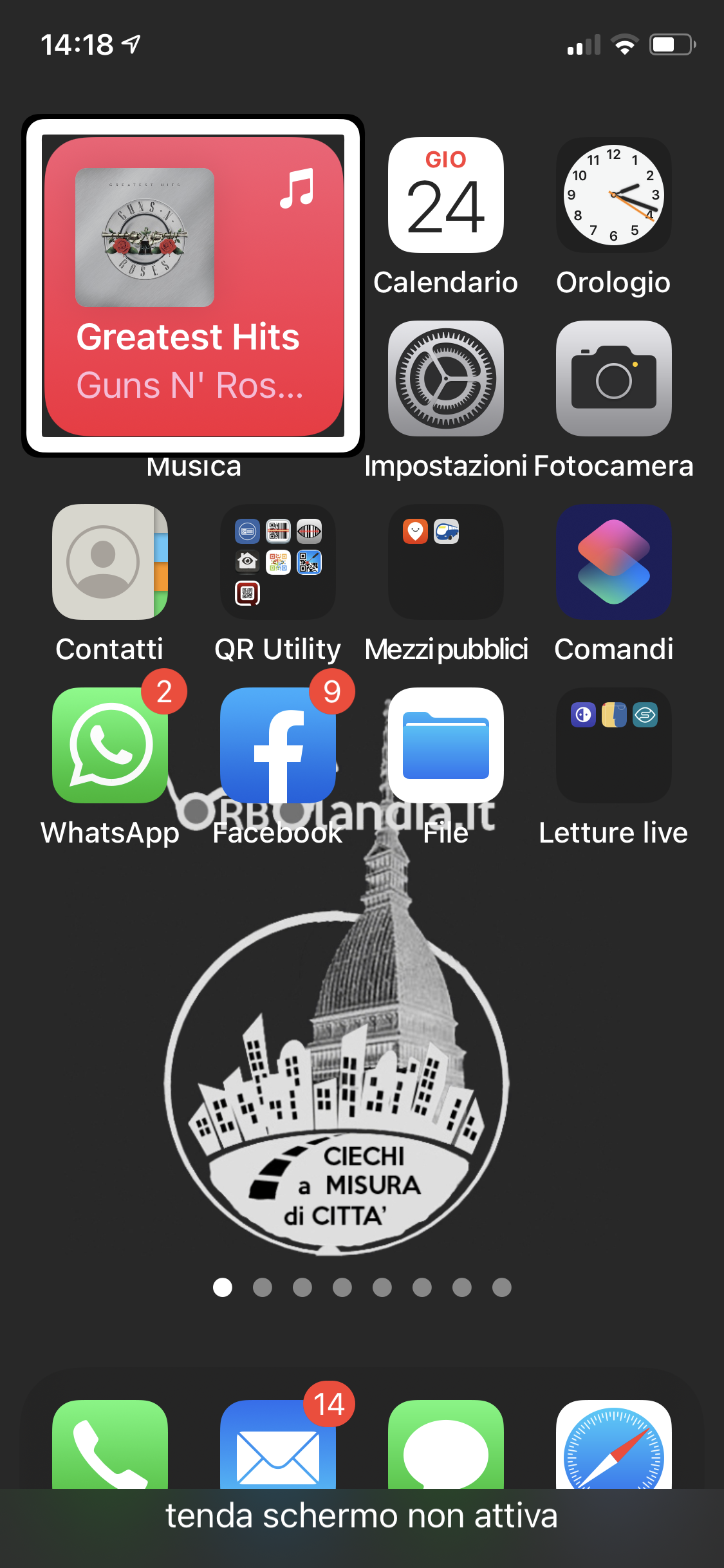 Screenshot di un iPhone aggiornato ad iOS 14 con in alto a sinistra un Widget