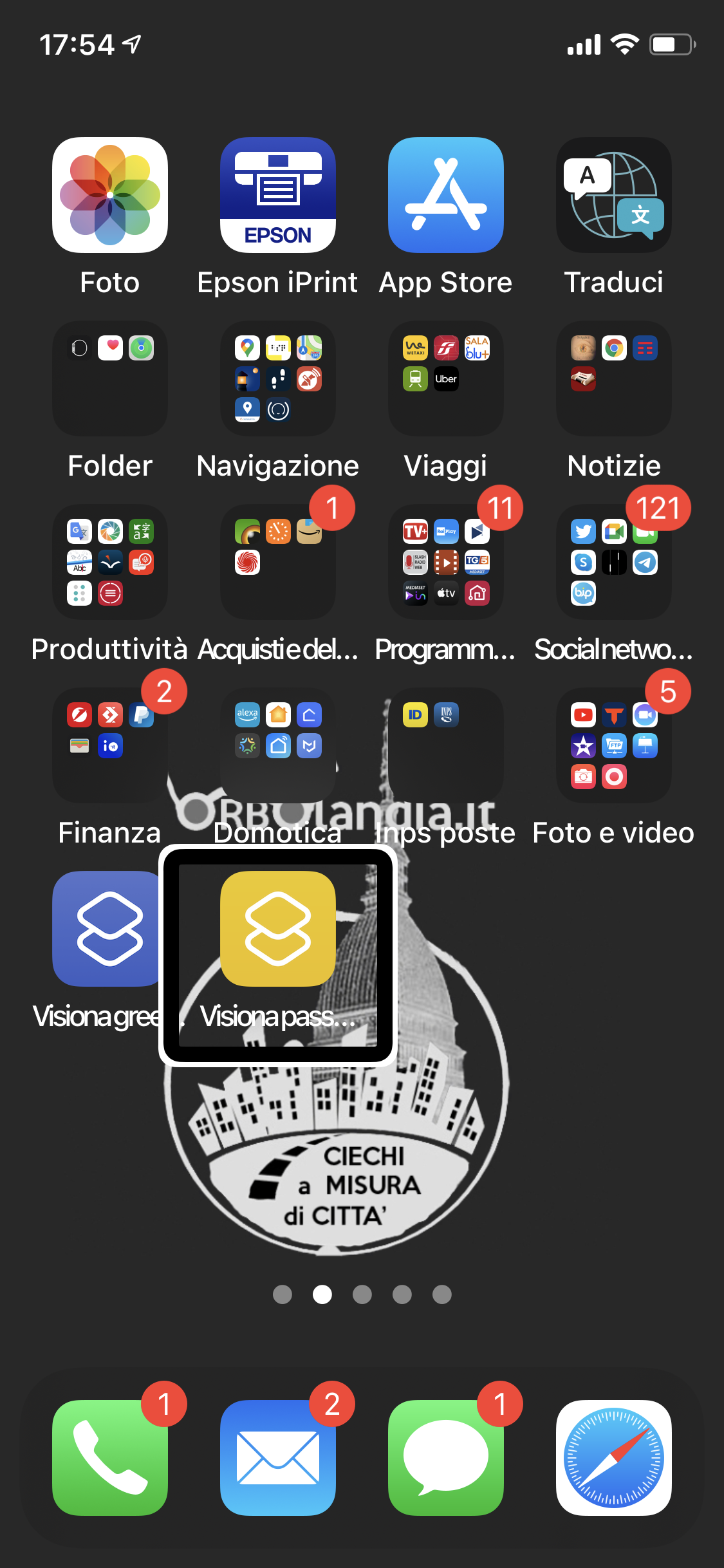 Nell’immagine si vede uno screenshot di una home dell’iPhone dove ci sono ben visibili le icone delle applicazioni e nella parte bassa due icone per attivare velocemente dei documenti da visionare