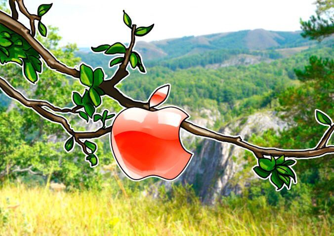Nell’immagine uno sfondo di natura verde Con in primo piano un ramo di un melo con una mela morsicata pronta da cogliere….  
 “Cogli la mela tecnologica“