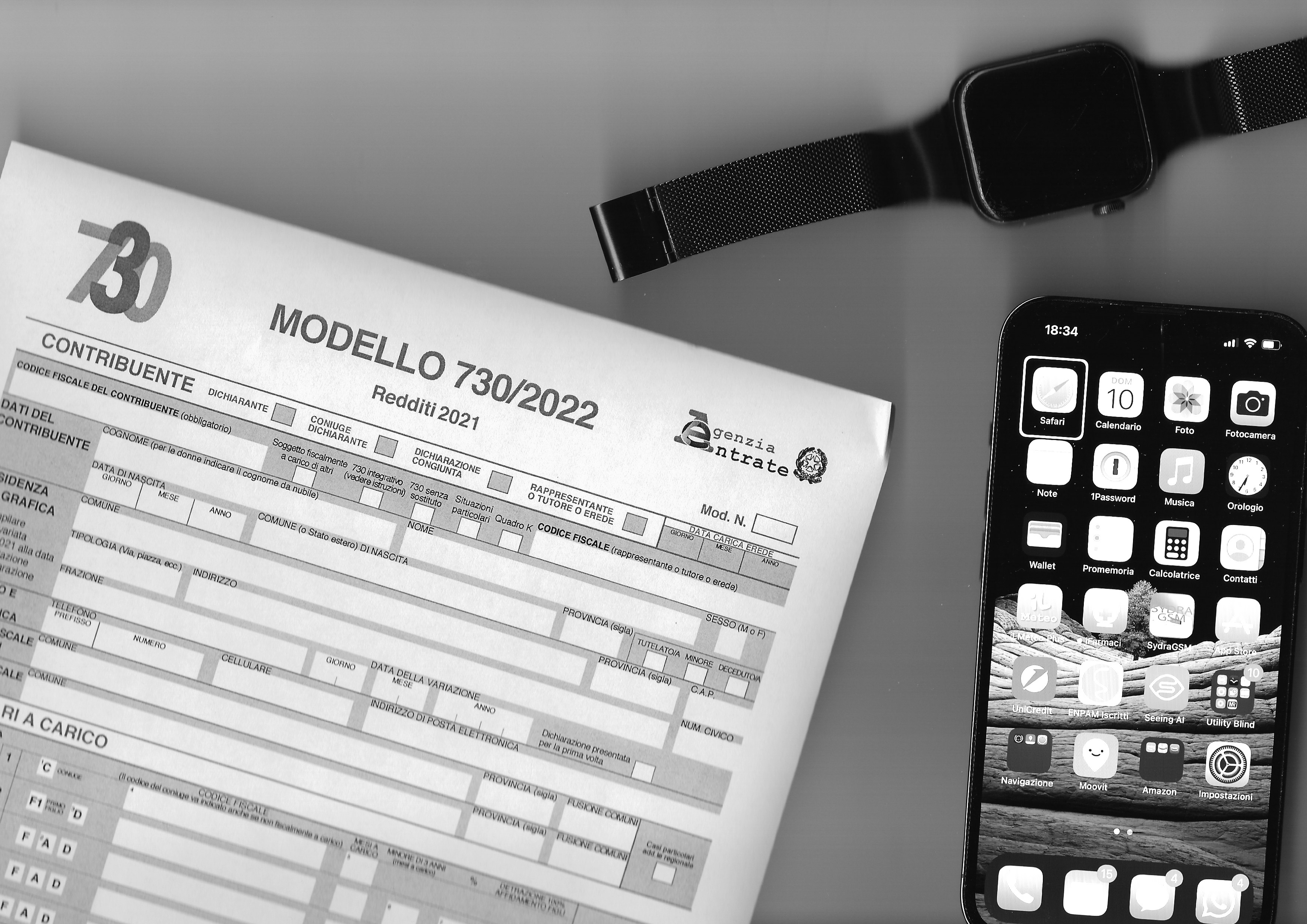 Nell’immagine il frontespizio del modello 730 per la dichiarazione dei redditi, un iPhone 13 Pro e un Apple Watch serie 5