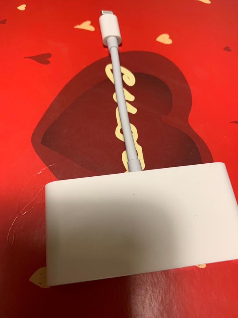 nell’immagine si vede l’adattatore multi presa con spina Lightning, tre prese USB, una presa Flesh è una presa Lightning per la ricarica