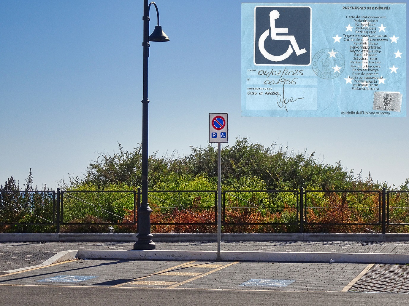 Nell'immagine uno stallo per la sosta per i disabili e, in sovra-impressione, l'immagine del contrassegno di parcheggio per disabili europeo