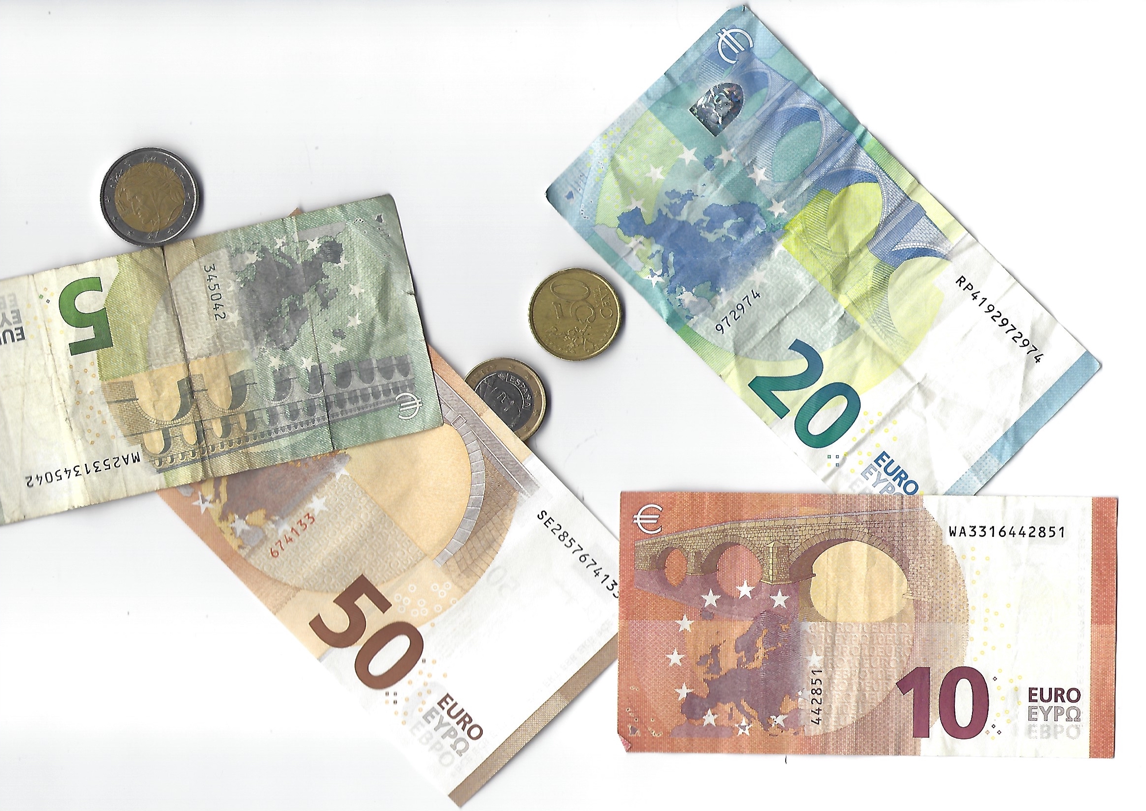 Nell’immagine alcune banconote e monete Euro. Una banconota da 50 Euro, una  da 20 Euro, uno da 10 Euro e uno da 5 Euro; nonché 3 monete, una da 2 Euro, una da 1 Euro e una da 50 centesimi