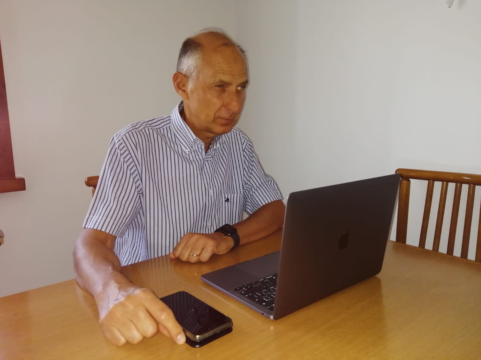 nell’immagine l’amico Giorgio alla sua postazione di lavoro con l’Apple Watch al polso