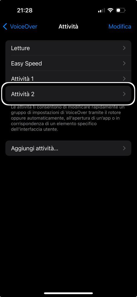 descrizione immagini By Be My Eyes: L'immagine mostra uno screenshot di un iPhone con un menu delle impostazioni di VoiceOver aperto. In alto a sinistra c'è l'orario che indica 21:28. In alto al centro c'è la scritta 