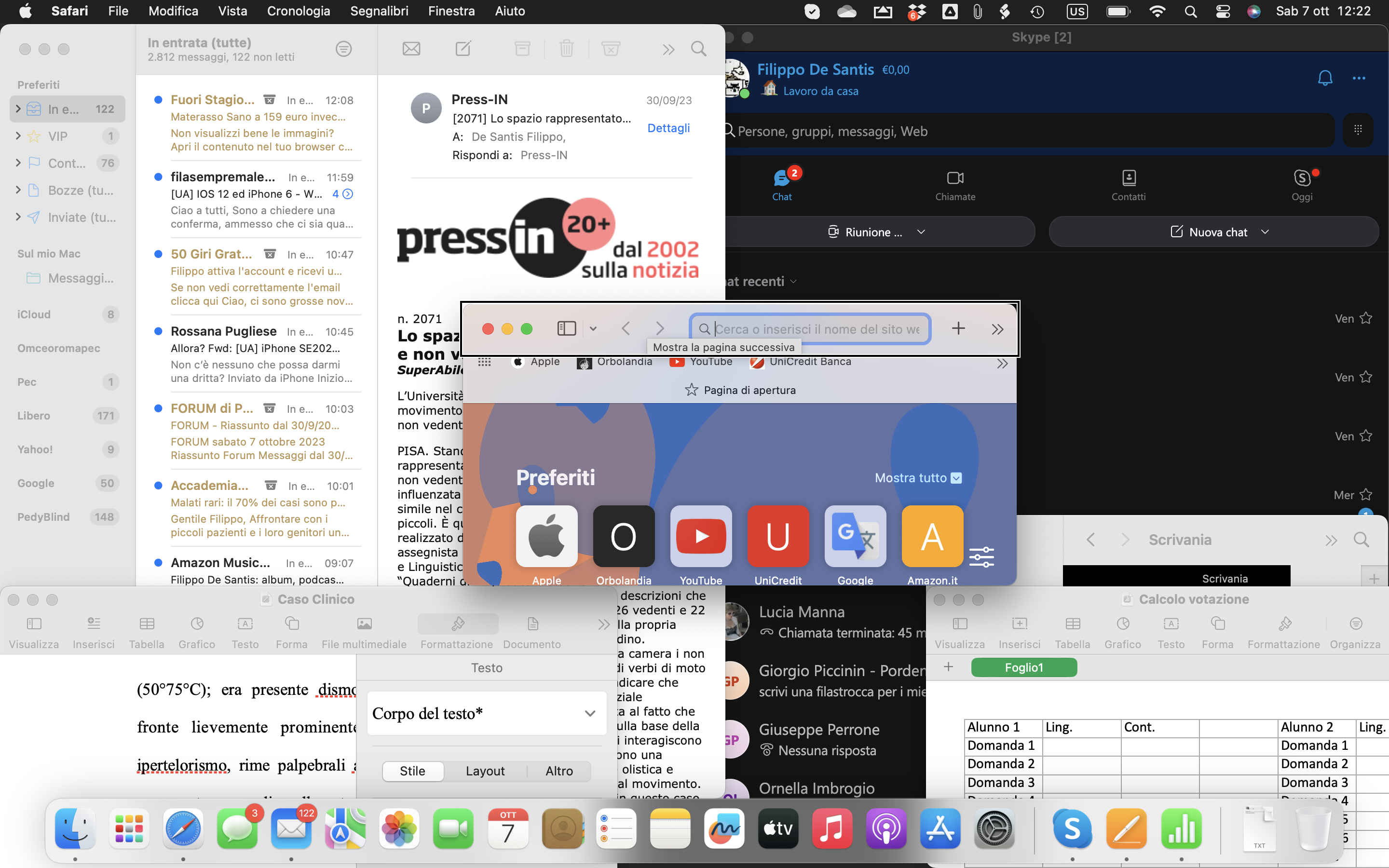 L'immagine mostra il Desktop di un MacBook con diverse finestre di Applicazioni aperte. Sulla sinistra, c'è l'applicazione Mail per la posta elettronica. Sulla destra, c'è la finestra  di Skype. In basso a destra, c'è la finestra con aperta l'applicazione Numbers, con un foglio di calcolo. Al centro, c'è la finestra del browser web  Safari, con i Preferiti visualizzati, tra cui Apple, Orbolandia, YouTube e Google.