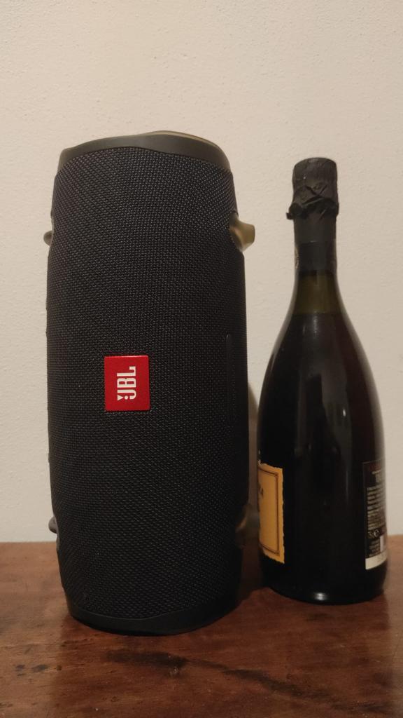 Nella foto un altoparlante JBL extreme 2 accostato ad una bottiglia di vino per mostrare le dimensioni dell’uno in rapporto all’altra
