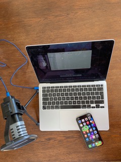 nell’immagine un MacBook Air e un iPhone 13Pro