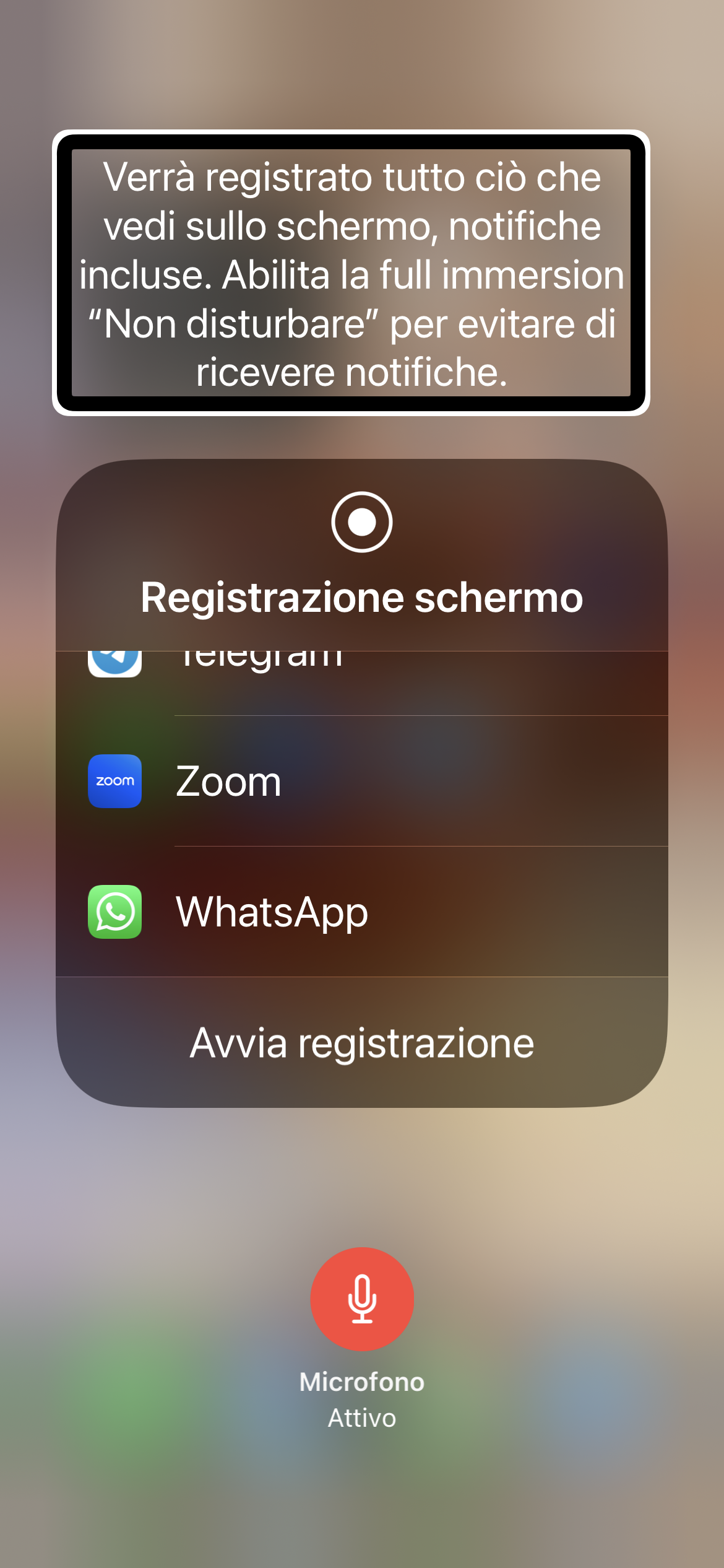 nell’immagine il centro di controllo dell’iPhone aperto su le opzioni di registrazione schermo