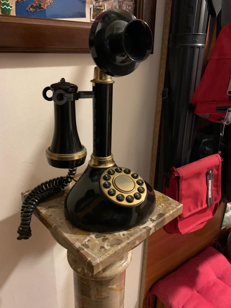 nell’immagine un telefono d’epoca stile belle epoque