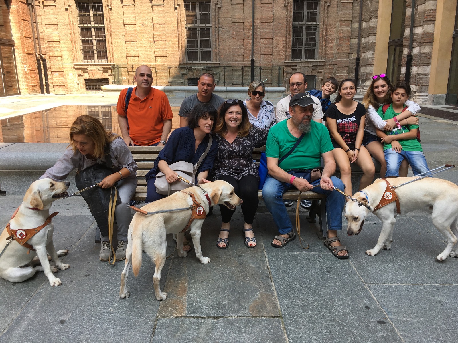 nell’immagine un gruppo di non vedenti in visita al museo egizio di Torino