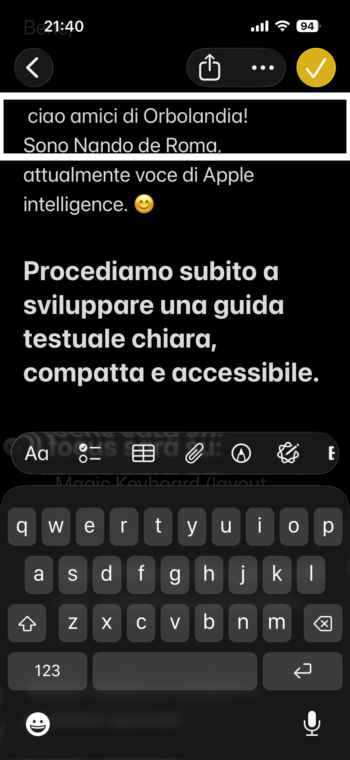 nell’immagine uno screenshot dell’iPhone aperto nell’applicazione note mentre Paola e Nando leggono i testi