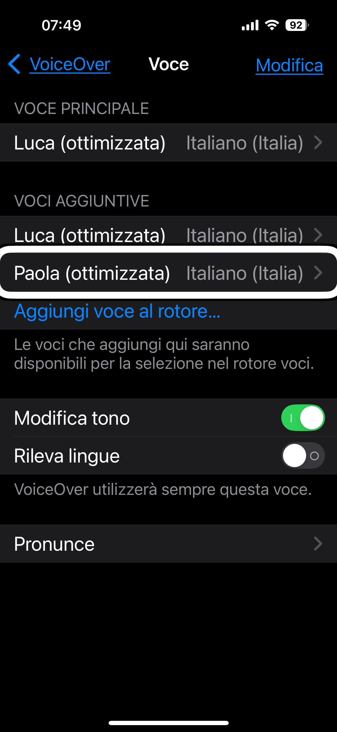 nell’immagine uno screenshot dell’iPhone aperto nelle impostazioni di accessibilità per modificare e aggiungere voci e lingue