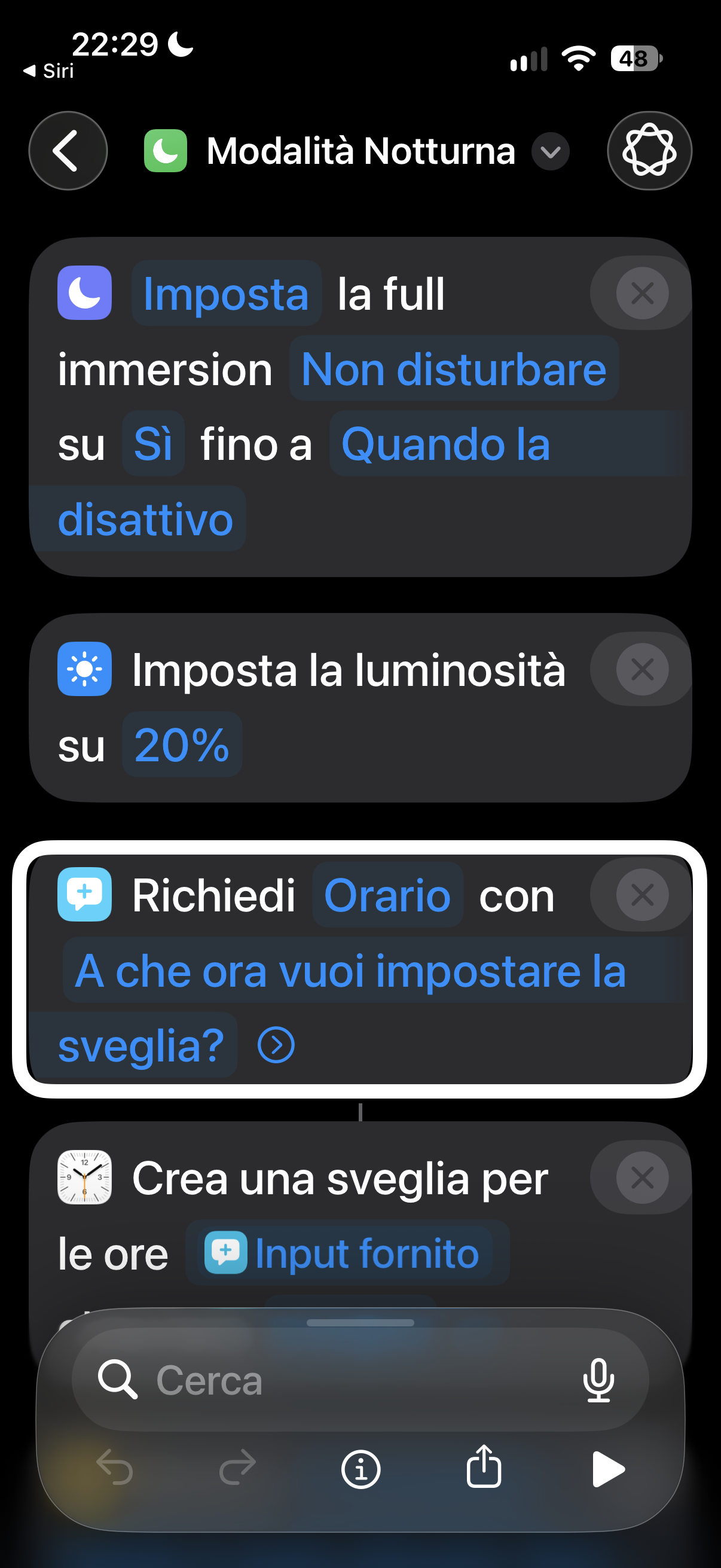 nell’immagine uno screenshot dell’iPhone aperto nell’applicazione Comandi Rapidi mentre sta scrivendo vocalmente dei comandi più complessi 