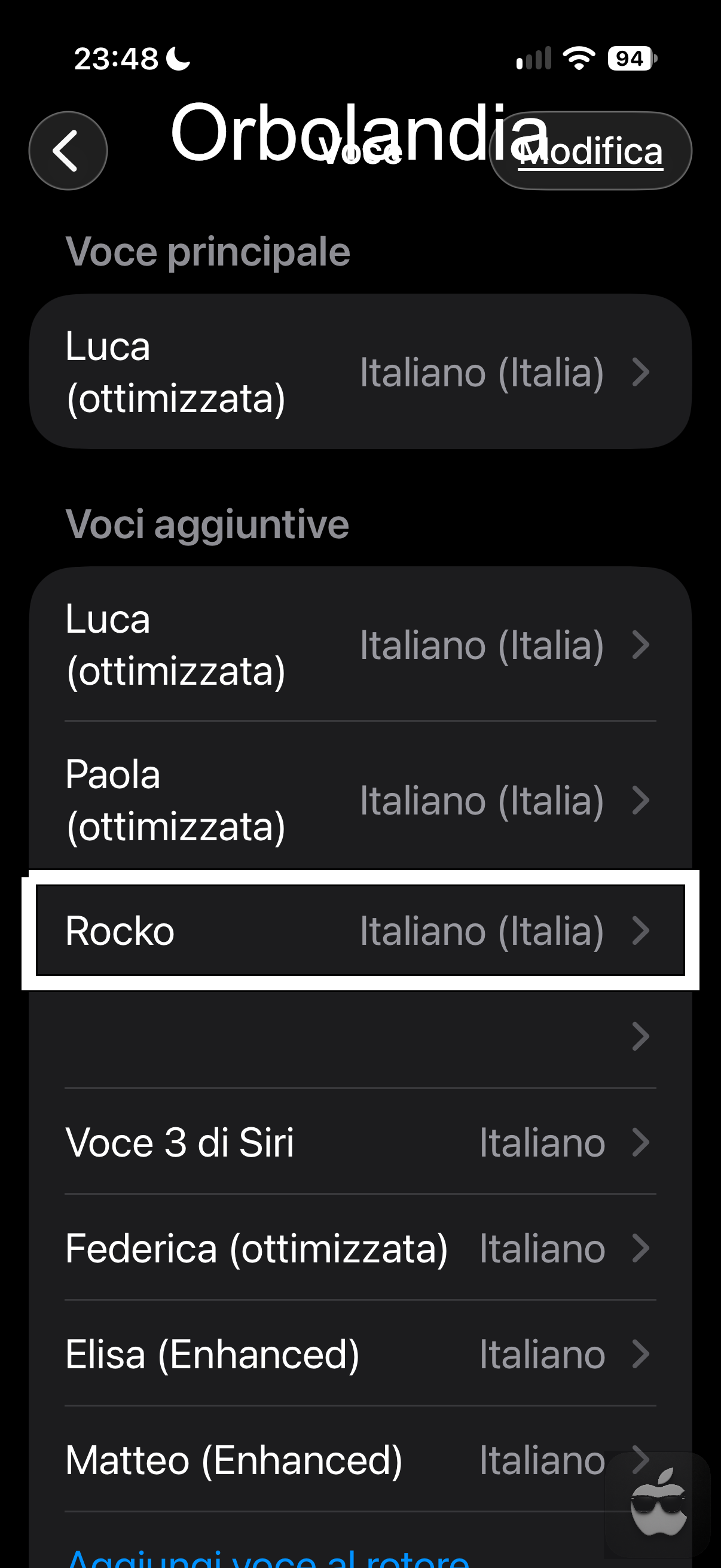 Uno screenshot dello smartphone di un elenco di impostazioni Potenziale testo rilevato: Voce Modifica. Voce principale. Luca. (ottimizzata). Voci aggiuntive. Luca. (ottimizzata). Paola. (ottimizzata). Rocko (Italia). Italiano (Italia) >. Voce 3 di Siri Italiano ›. Federica (ottimizzata) Italiano >. Elisa (Enhanced) Italiano. Matteo (Enhanced) Italiano