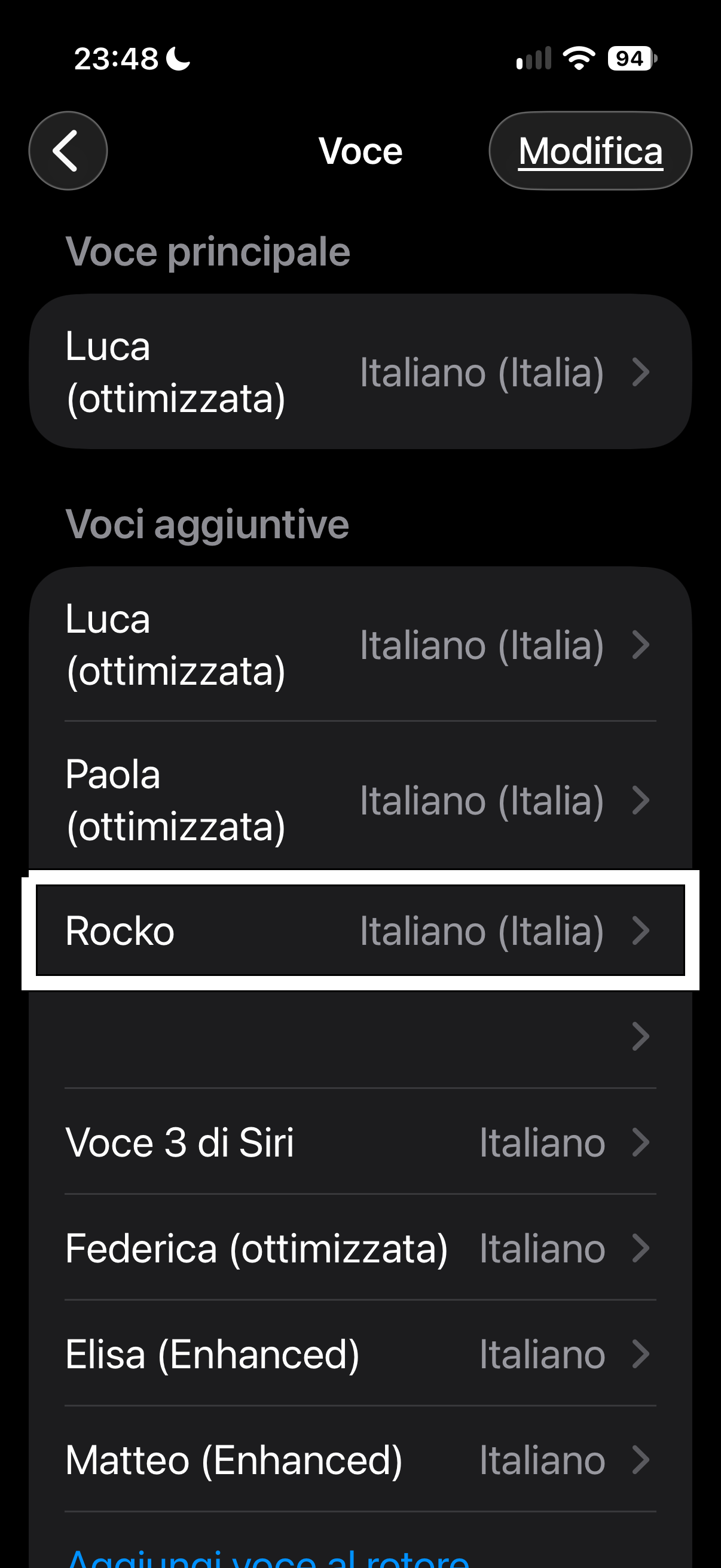 Uno screenshot dello smartphone di un elenco di impostazioni Potenziale testo rilevato: Voce Modifica. Voce principale. Luca. (ottimizzata). Voci aggiuntive. Luca. (ottimizzata). Paola. (ottimizzata). Rocko (Italia). Italiano (Italia) >. Voce 3 di Siri Italiano ›. Federica (ottimizzata) Italiano >. Elisa (Enhanced) Italiano. Matteo (Enhanced) Italiano